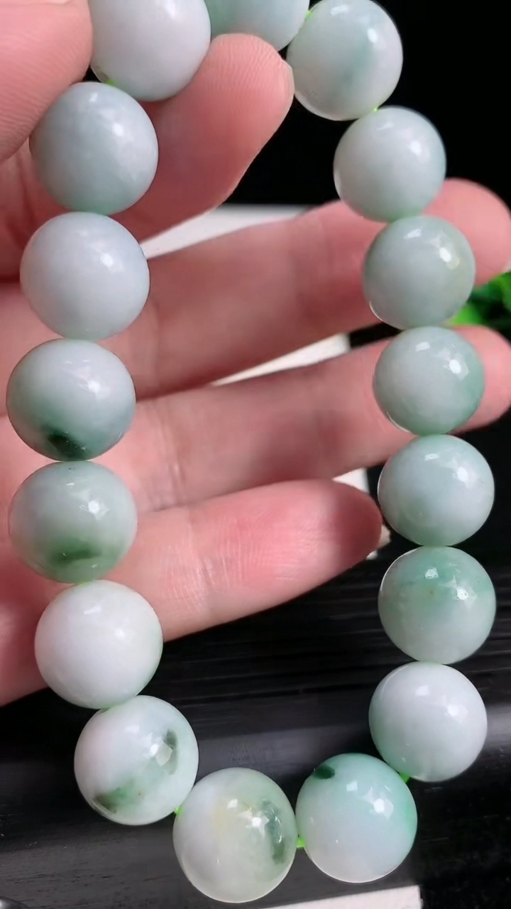 天然A货翡翠圆珠手串尺寸12.6-17颗重:57.77g3月18日
工厂直销收藏佳品,种好水足，色泽均匀，有种有色，上手高大气！
93