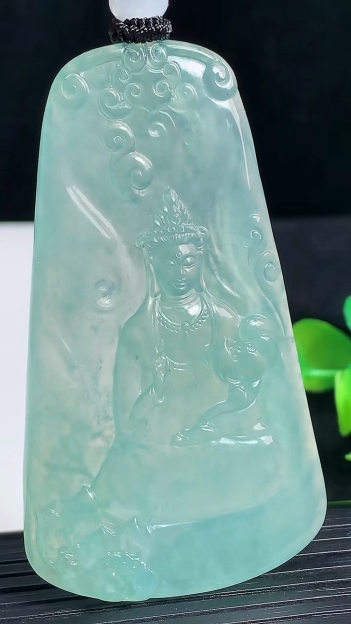 天然A货翡翠大势至菩萨吊坠尺寸67.5-39.8-5.4重量:34.70g
3月18日