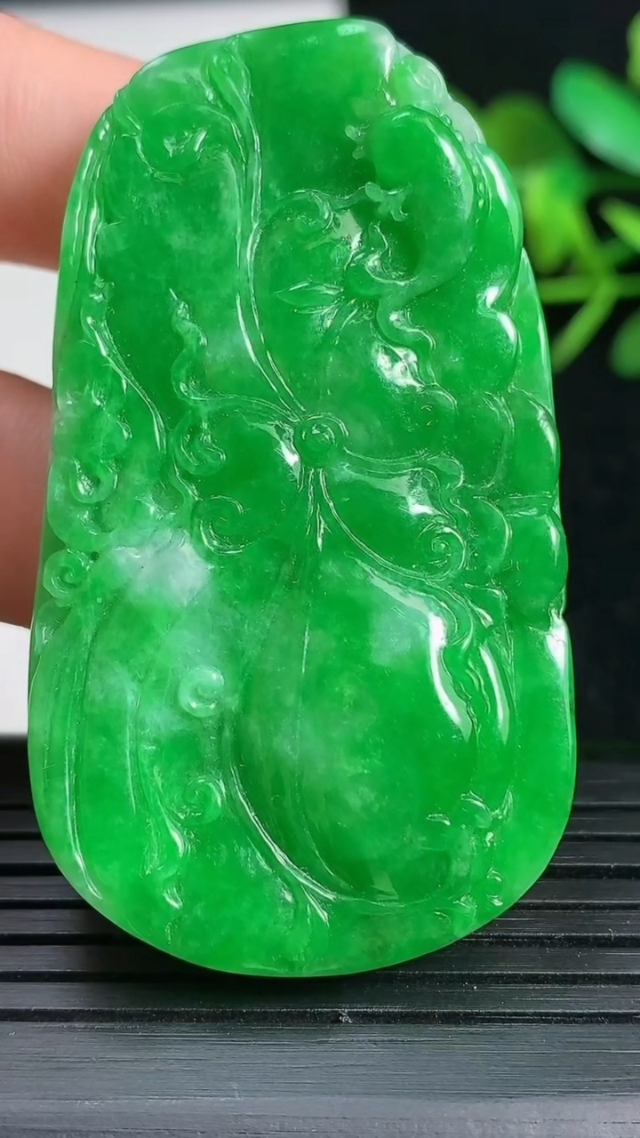 天然A货翡翠和和美美 荷叶鱼吊坠，尺寸54.3-31-9.5，重量:31.97g
3月18日