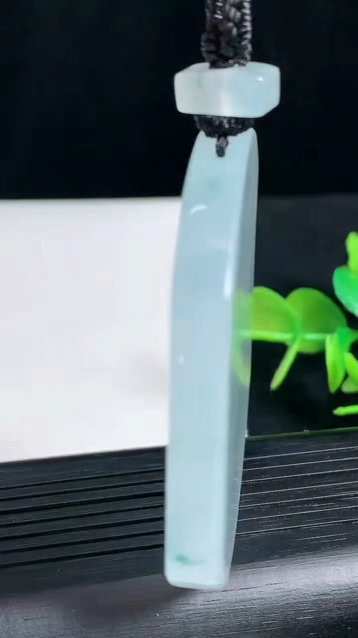 天然A货翡翠种飘花无事牌吊坠尺寸56.9-47.3-6.5重量:54.15g
3月18日