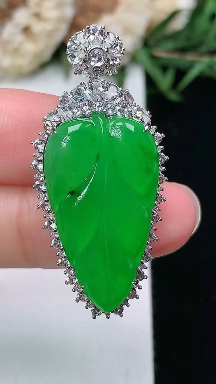 天然A货翡翠金枝玉叶 叶子吊坠，尺寸38.6-18.5-10，裸石25.6-14.5
3月18日