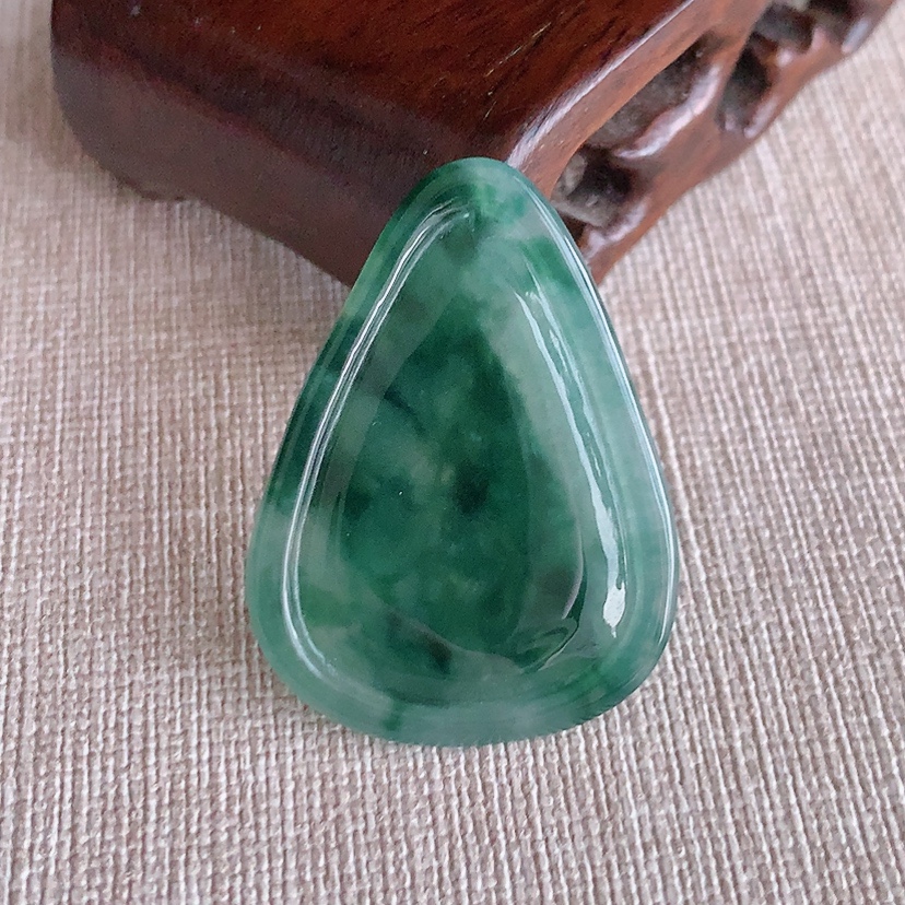 天然A货翡翠飘花普贤菩萨吊坠 
尺寸37-27-5.5mm 重量9.40g 0317