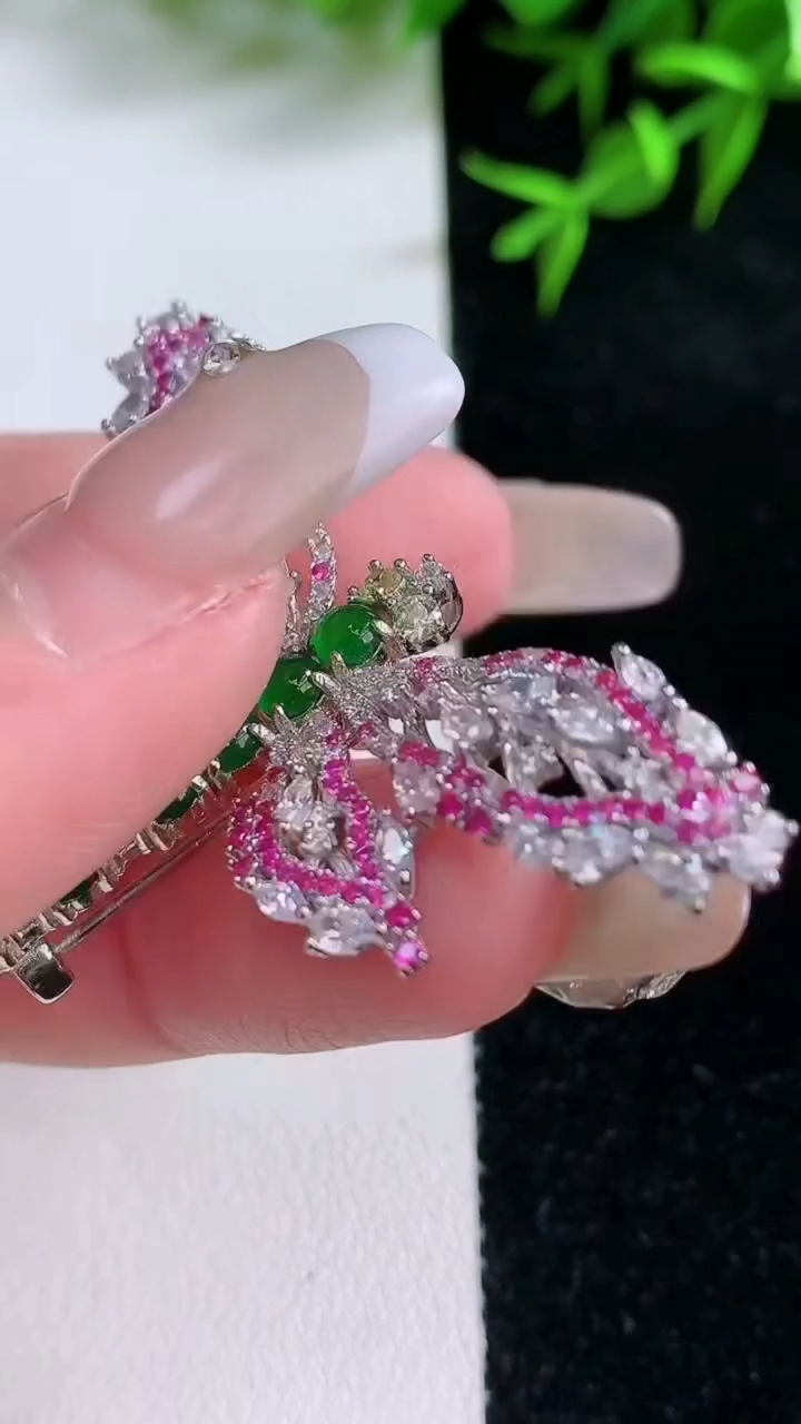 天然A货翡翠蛋面蜻蜓胸针，尺寸3.3，重量:7.45g
3月18日