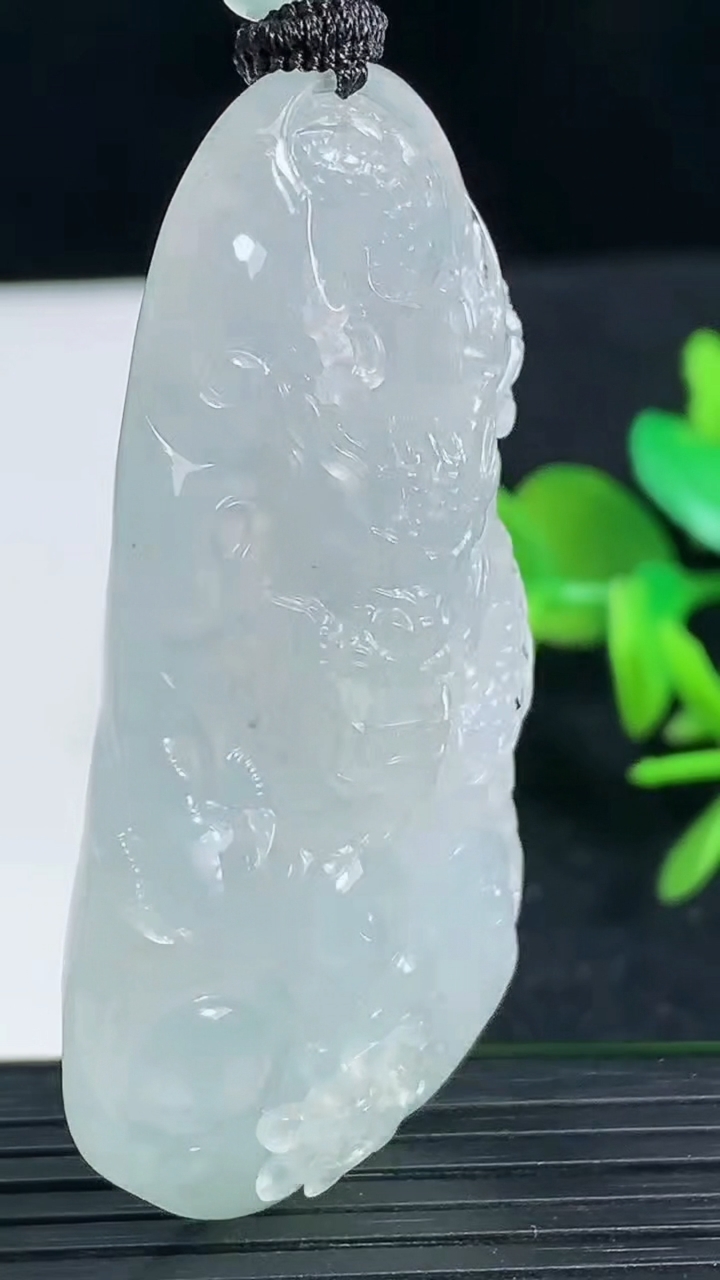 天然A货翡翠种白冰龙牌吊坠尺寸55.1-28.8-10.3重量:28.60g
3月18日