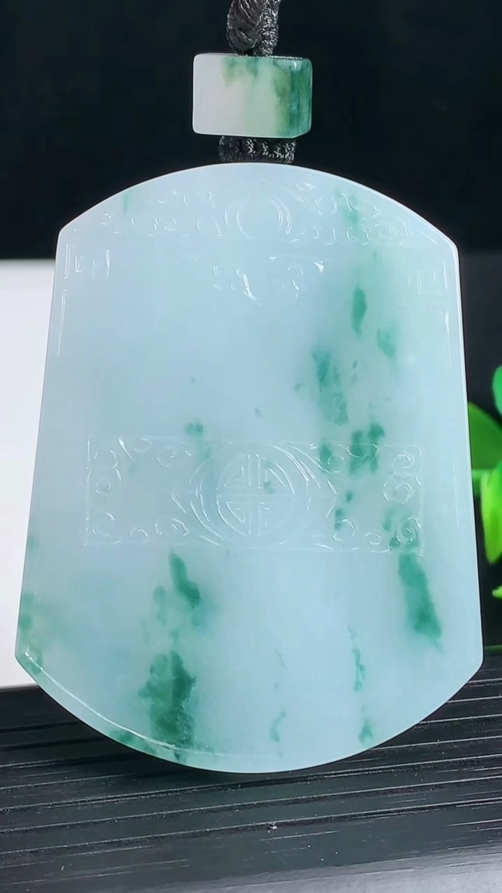 天然A货翡翠飘花仿古无事牌吊坠尺寸53.9-40.9-5.5重量:41.56g
3月18日