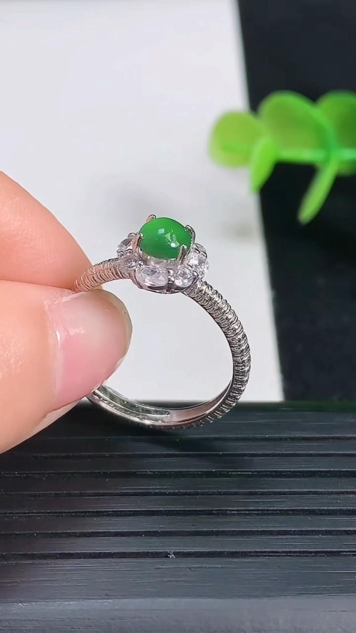 天然A货翡翠925银尺寸18.2-8.5-8.9裸石5.4-5重量:2.35g
3月18日