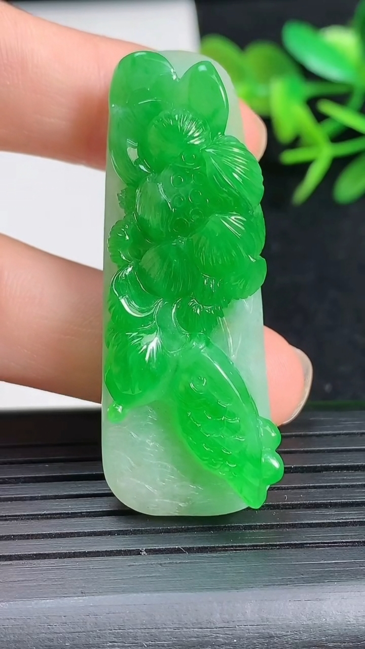 天然A货翡翠和和美美 荷叶鱼吊坠，尺寸49-18-13.5，重量:18.37g
3月18日