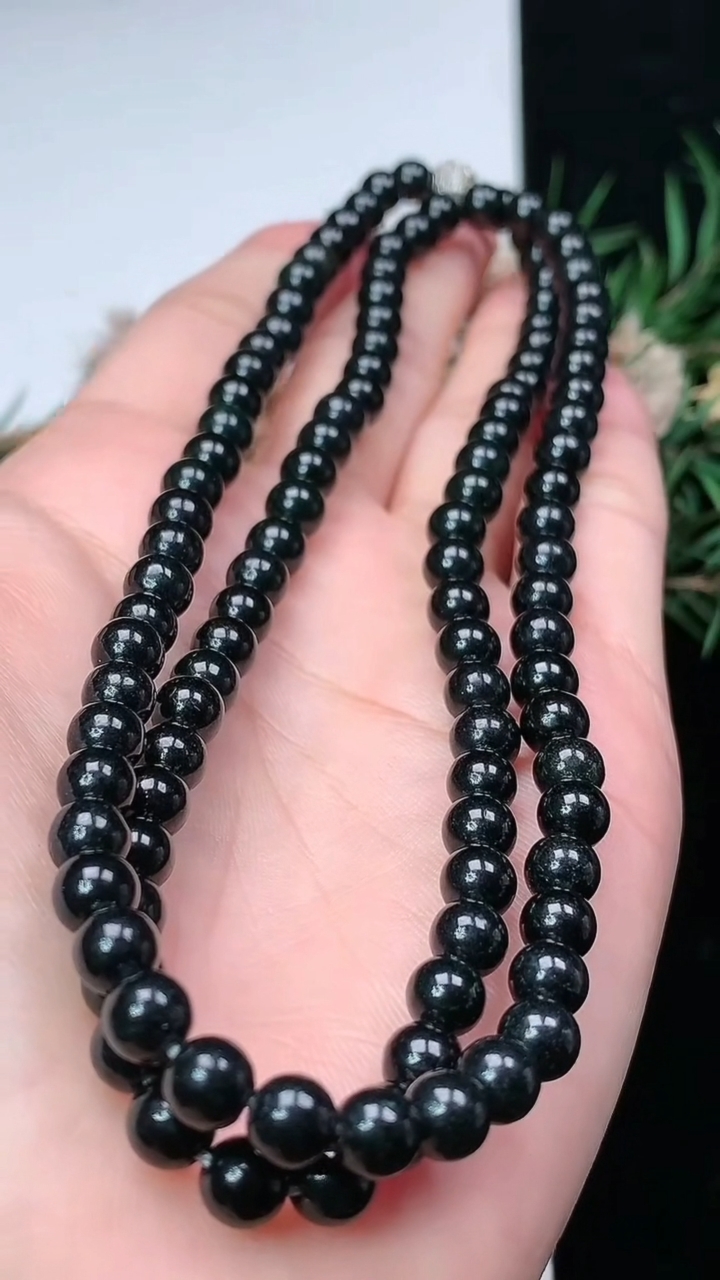 天然A货翡翠墨翠圆珠项链，尺寸5.6-112颗，重量:35.29g
3月18日