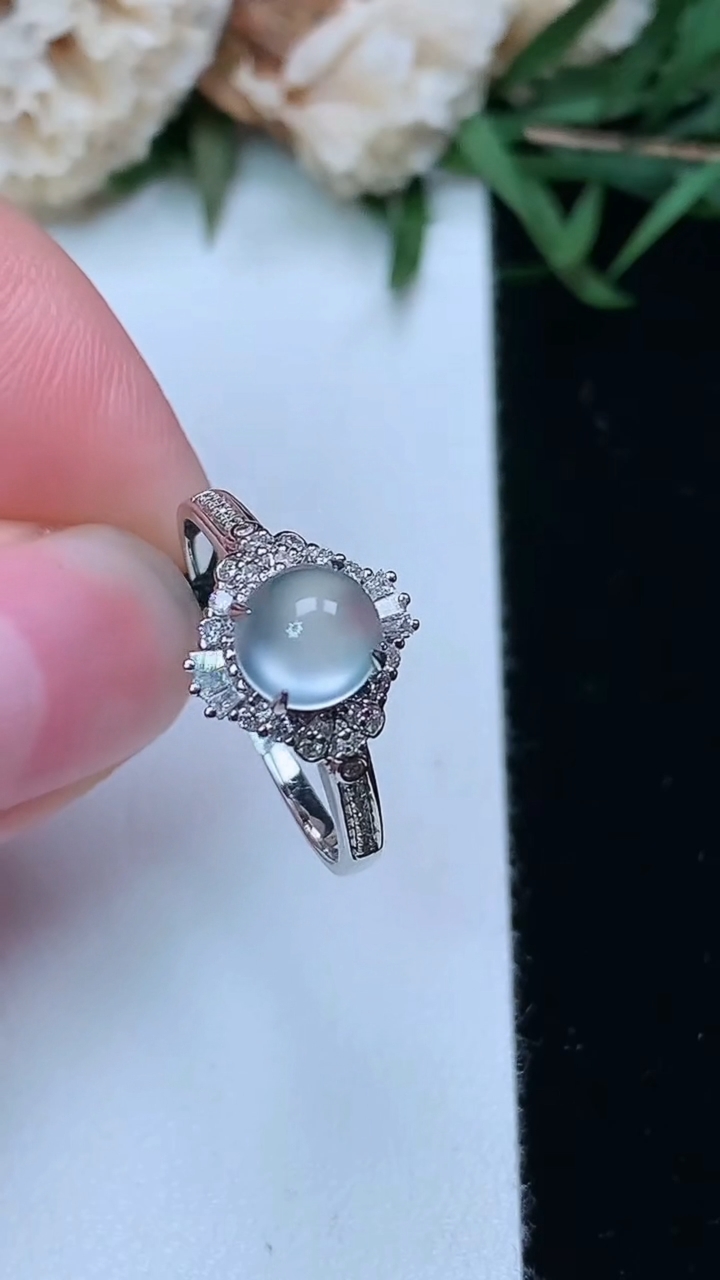 天然A货翡翠白冰蛋面戒指，尺寸17-6-5.9，重量:2.39g2026年3月18日
工厂直销收藏佳