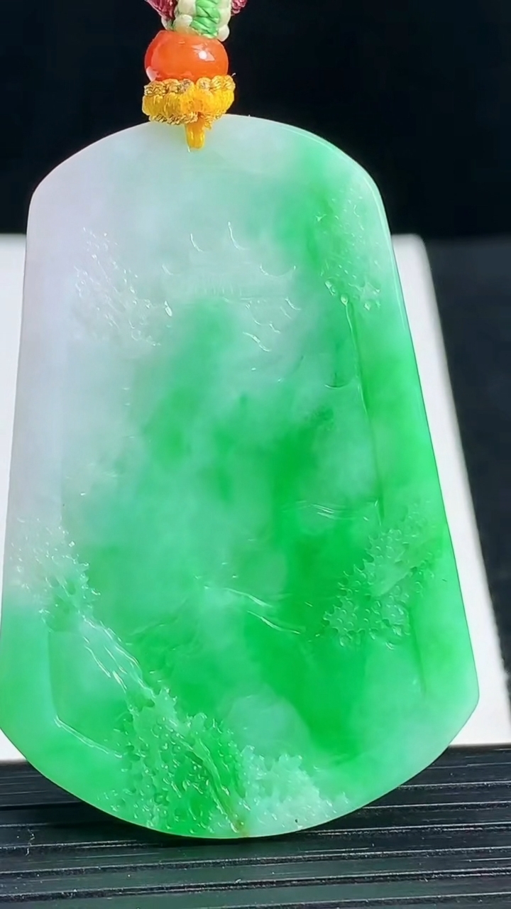 天然A货翡翠山水牌吊坠，尺寸53.5-36-5.8，重量:28.45g
3月18日