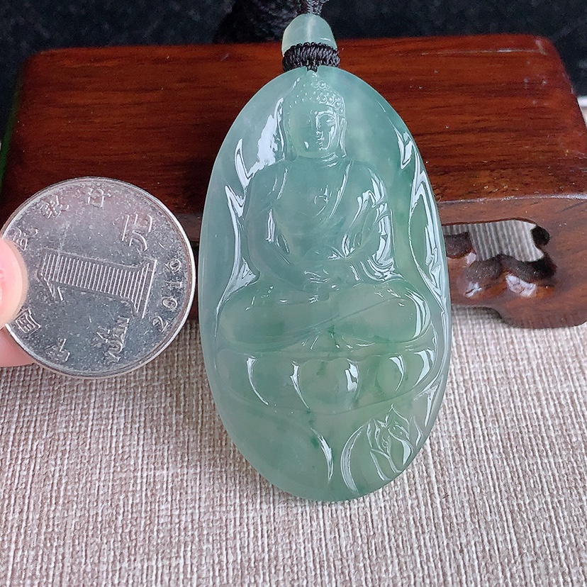 天然A货翡翠晴水飘花大日如来吊坠 
尺寸53.6-31.2-5mm 重量22.95g 0317