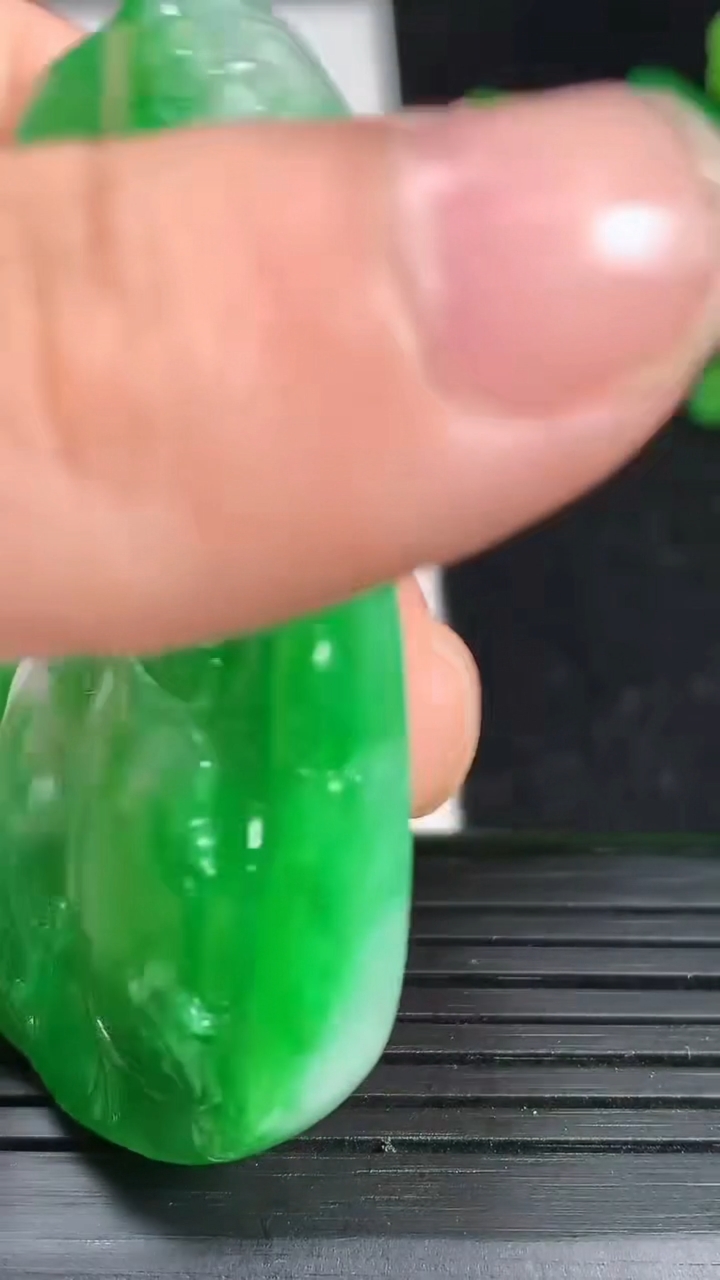 天然A货翡翠和和美美 荷叶鱼吊坠，尺寸54.3-31-9.5，重量:31.97g
3月18日