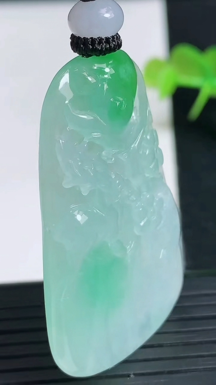 天然A货翡翠梅花鹿吊坠尺寸45.5-28.9-6.7重量:20.30g
3月18日