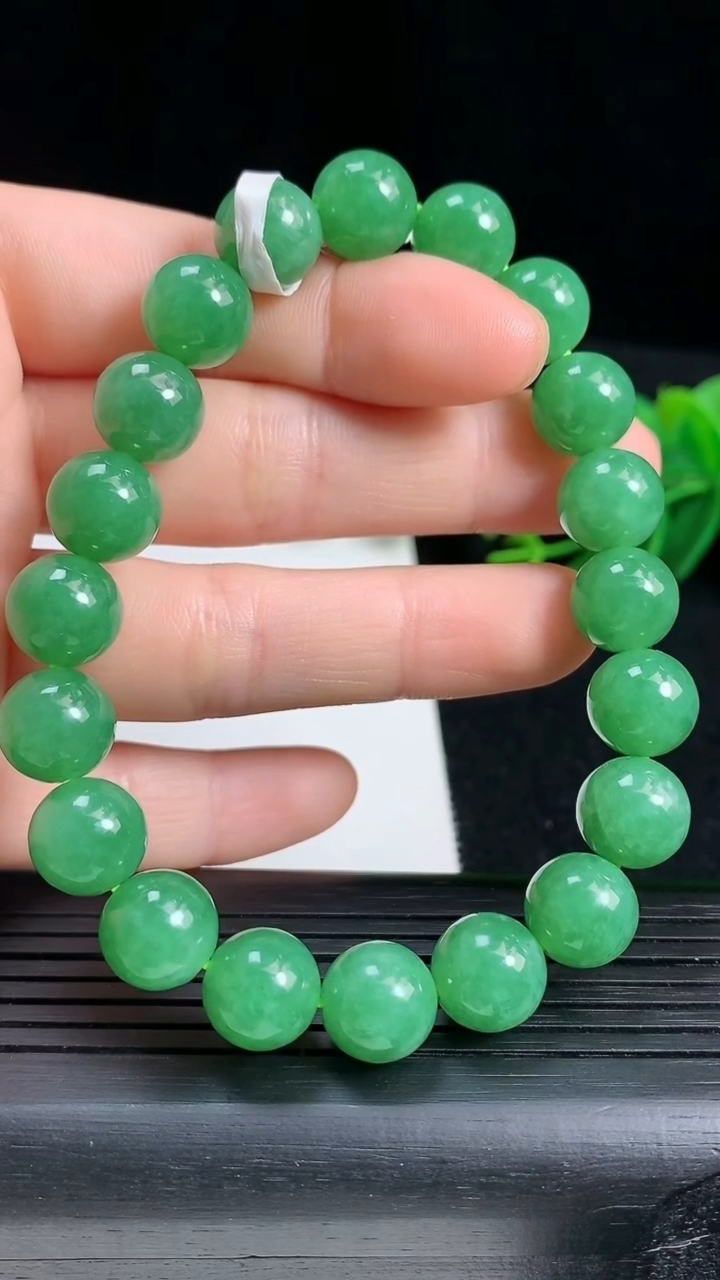 天然A货翡翠圆珠手串，尺寸10重量:34.35g3月18日
工厂直销收藏佳品,种好水足，色泽均匀，有