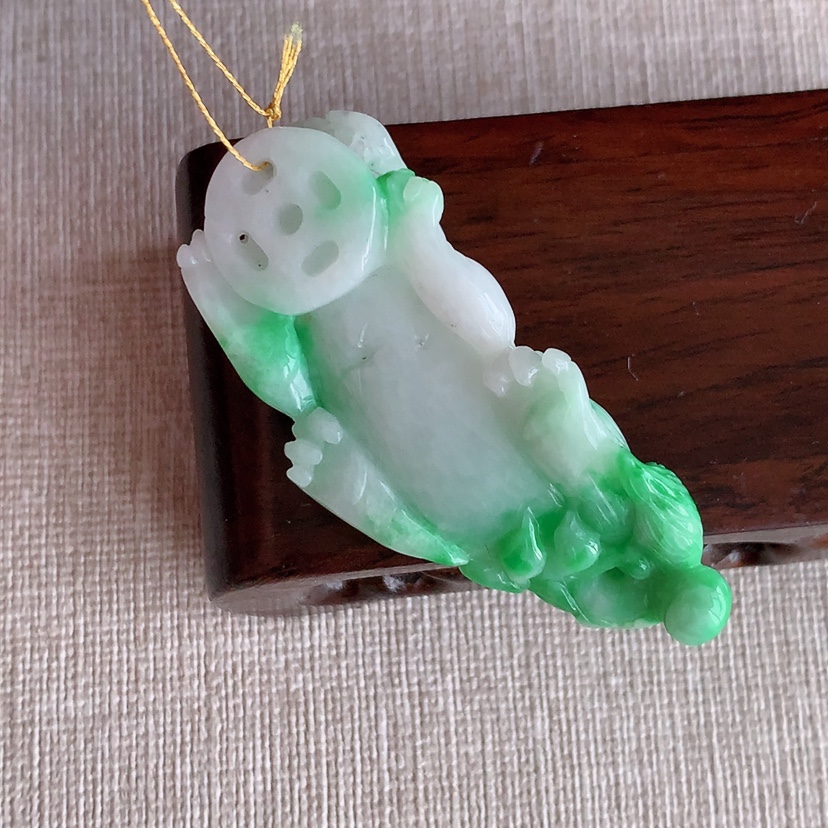 天然A货翡翠白底青飘阳绿招财貔貅吊坠  
尺寸52-22.3-16mm 重量25.18g 0317