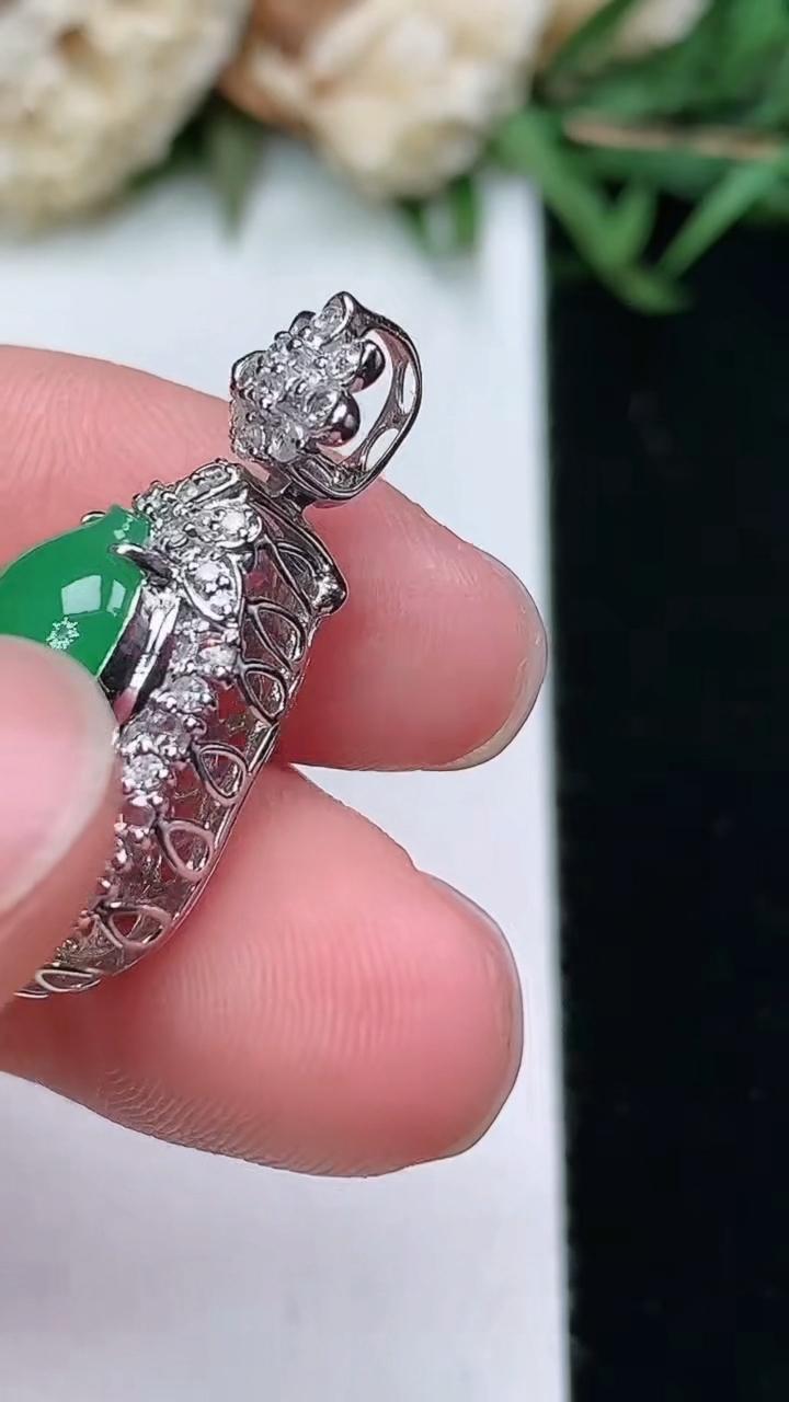 天然A货翡翠葫芦吊坠，尺寸26.3-14.2-11，裸石14-10，重量:3.84g
3月18日