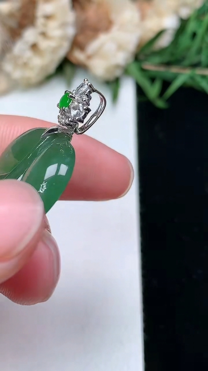 天然A货翡翠金枝玉叶 叶子吊坠，尺寸30.8-21-3.8，重量:5.35g
3月18日