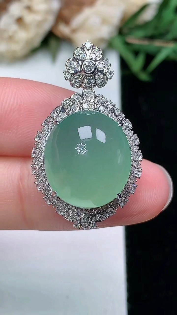 天然A货翡翠蛋面吊坠，尺寸30-17.8-12.7，裸石15-13.4，重量:5.02g
3月18日