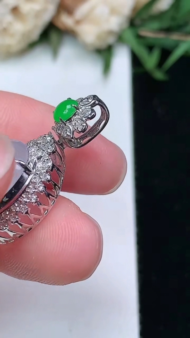 天然A货翡翠白冰蛋面吊坠，尺寸25.9-15-10.4，裸石12.3-11.3，重量:3.20g
3月18日，重量:3.20g