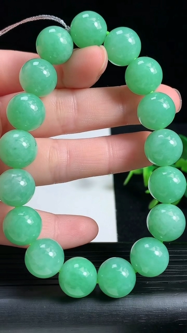 天然A货翡翠圆珠手串尺寸12-17颗重量:53.63g3月18日
工厂直销收藏佳品,种好水足，色泽均匀，有种有色，上手高大气！