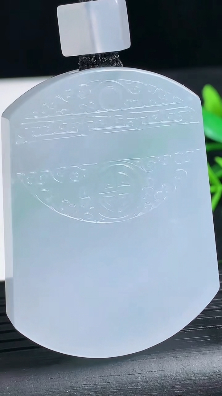 天然A货翡翠仿古无事牌吊坠尺寸51.7-39.4-7.8重量:52.82g
3月18日