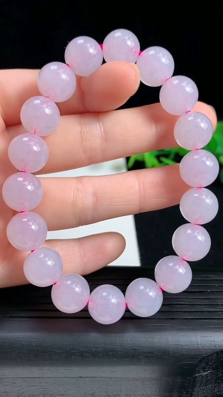 天然A货翡翠紫罗兰圆珠手串，尺寸11重量:41.81g3月18日
工厂直销收藏佳品,种好水足，色泽均匀，有种有色，上手高大气！