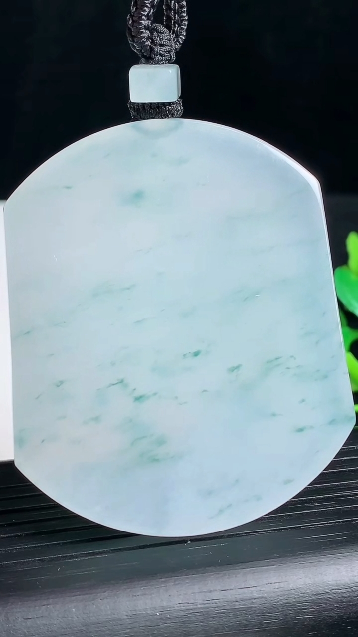 天然A货翡翠种飘花无事牌吊坠尺寸56.9-47.3-6.5重量:54.15g
3月18日