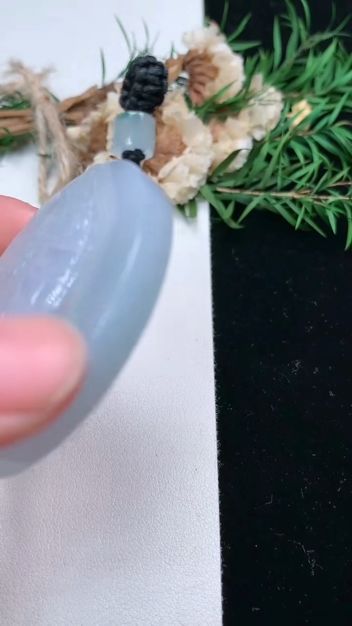 天然A货翡翠观音头吊坠，尺寸48.7-46-6，重量:34.77g
3月18日