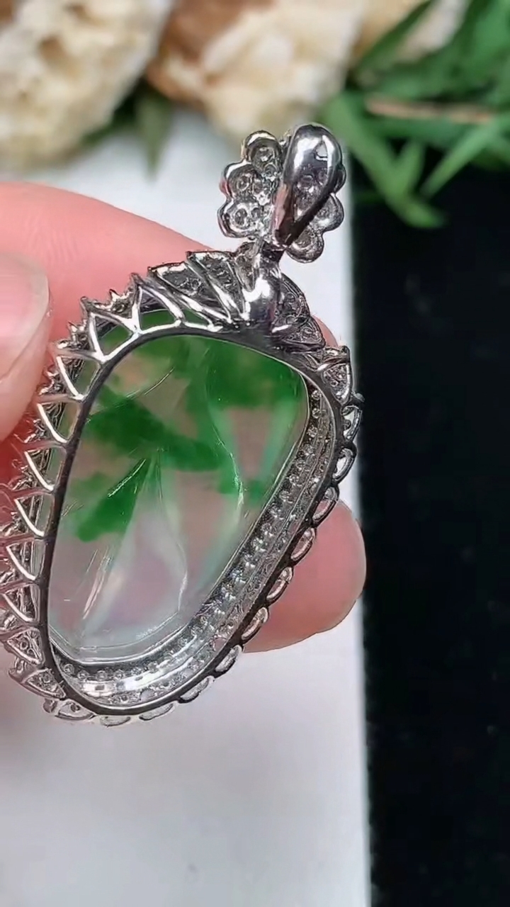 天然A货翡翠金枝玉叶 叶子吊坠，尺寸35.6-18.8-10，裸石21.8-13.6，重量:5.40g
3月18日