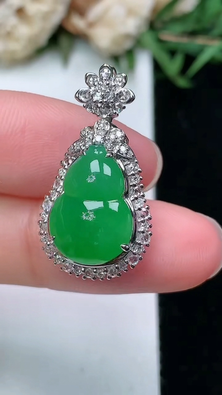 天然A货翡翠葫芦吊坠，尺寸26.3-14.2-11，裸石14-10，重量:3.84g
3月18日