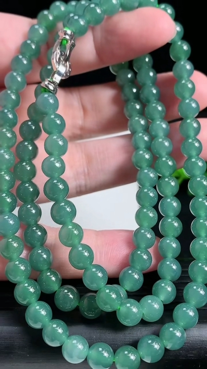 天然A货翡翠圆珠项链尺寸6.8-108颗重:59.06g3月18日
工厂直销收藏佳品,种好水足，色泽均匀，有种有色，上手高大气！
83