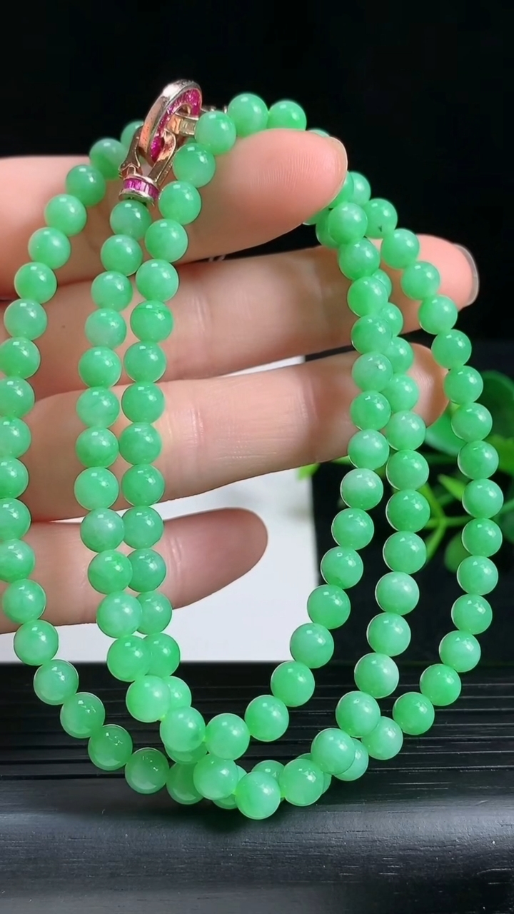 天然A货翡翠圆珠项链尺寸5-116颗重量:28.33g
3月18日