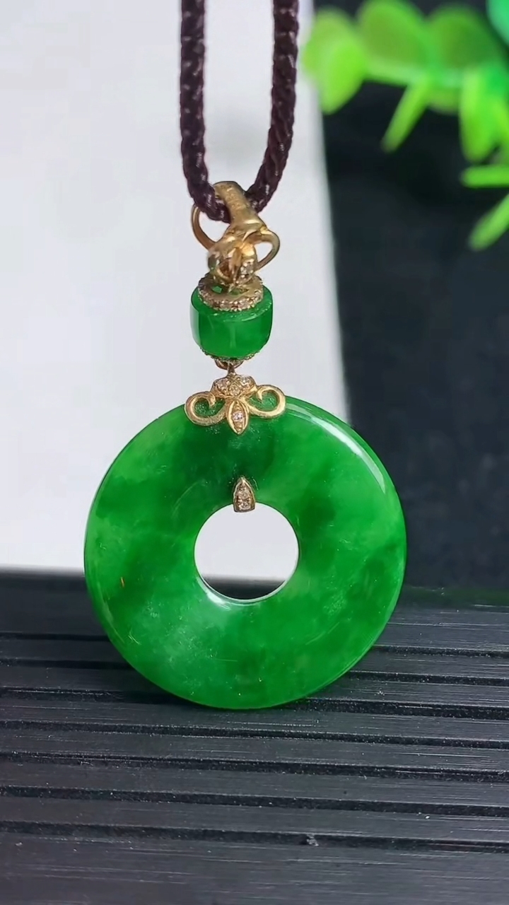 天然A货翡翠平安环吊坠，尺寸22.5-3，重量:3.82g
3月18日