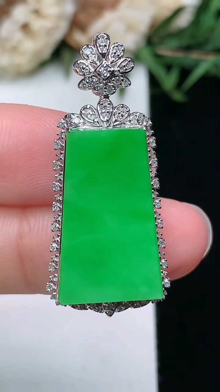 天然A货翡翠无事牌吊坠，尺寸35-15.5-7.7，裸石20.8-12.5
3月18日