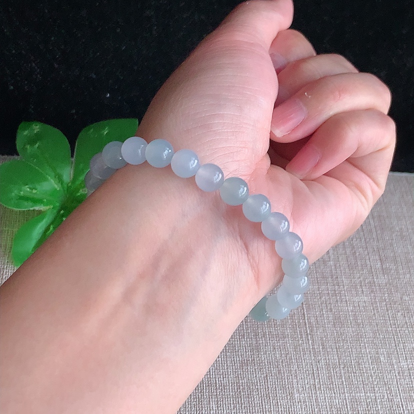 天然A货翡翠白月光圆珠佛珠手串25颗 
尺寸6.8mm 重量15.33g 0317