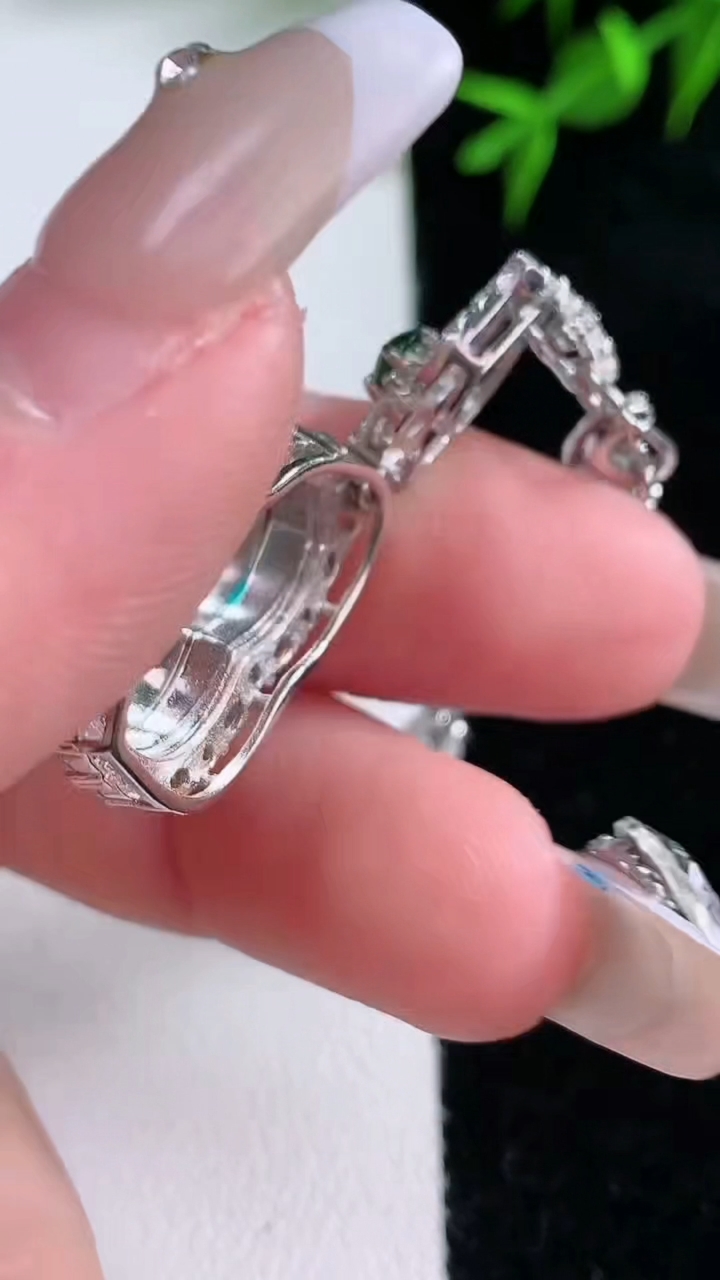 天然A货翡翠葫芦吊坠，尺寸37.5-17-7.6，裸石18-12.7重量:8.13g
3月18日