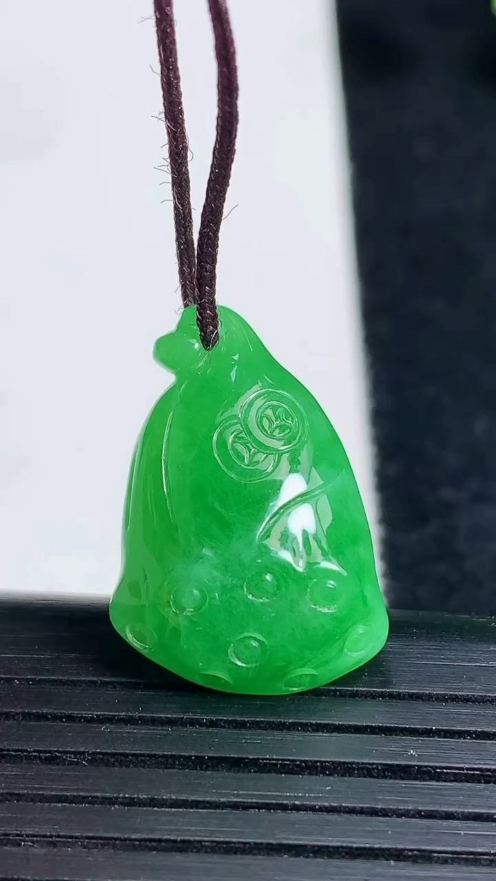 天然A货翡翠莲蓬吊坠，尺寸23-15.5-7.2，重量:3.59g
3月18日