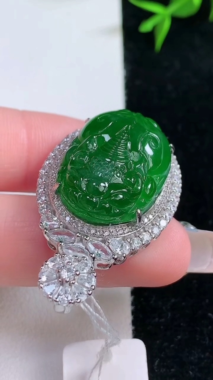 天然A货翡翠貔貅吊坠，尺寸41.4-23.6-12.5，裸石24.2-18重量:11.22g
3月1