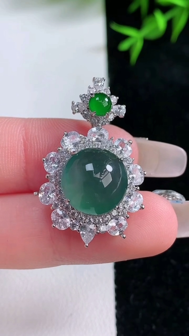 天然A货翡翠蛋面吊坠，尺寸32.2-21.6-9.6，裸石12重量:4.79g
3月18日