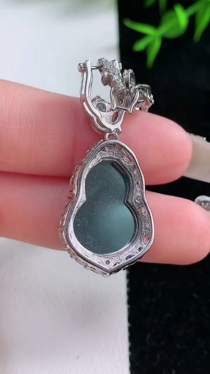 天然A货翡翠葫芦吊坠，尺寸37.5-17-7.6，裸石18-12.7重量:8.13g
3月18日