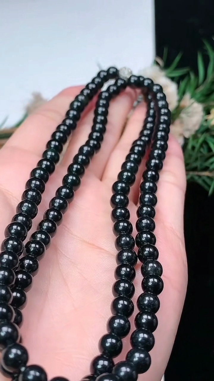 天然A货翡翠墨翠圆珠项链，尺寸5.6-112颗，重量:35.29g
3月18日