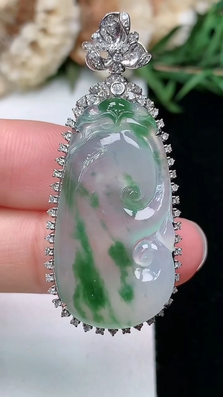 天然A货翡翠飘花如意吊坠，尺寸44-19.4-9.7，裸石31-16.2，重量:6.63g
3月18日