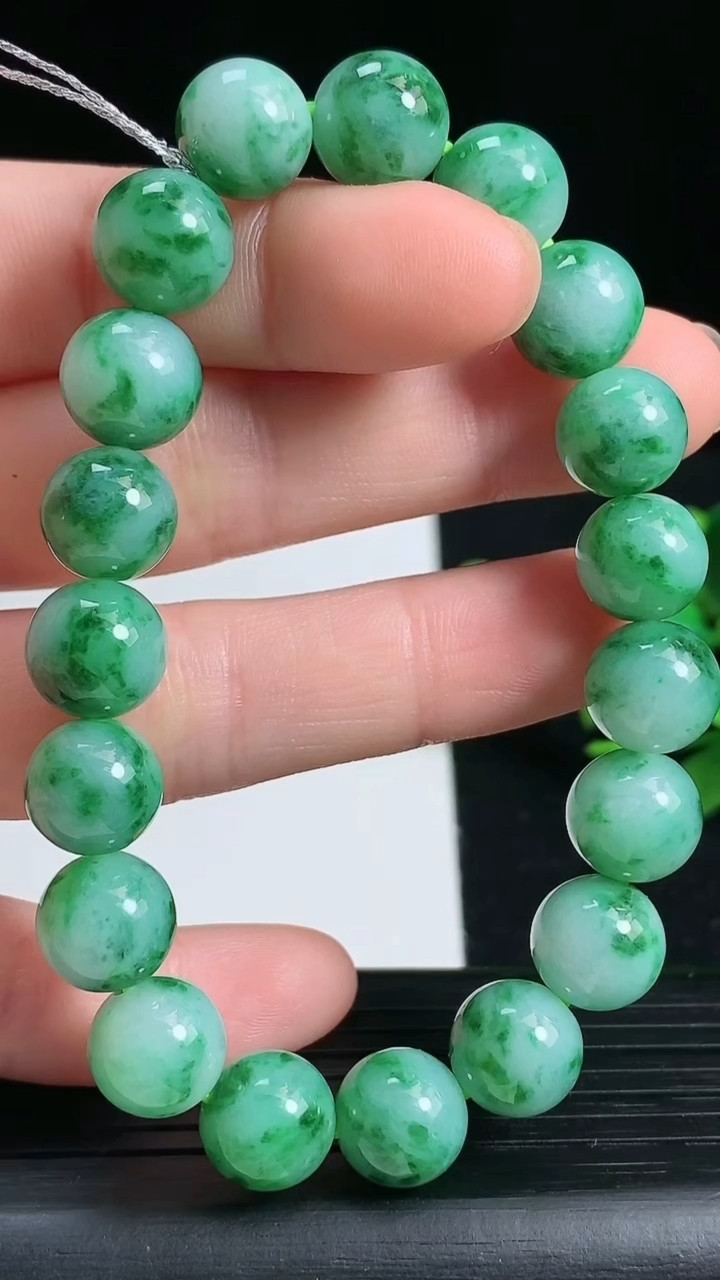 天然A货翡翠圆珠手串尺寸9.4-19颗重量:31.84g3月18日
工厂直销收藏佳品,种好水足，色泽