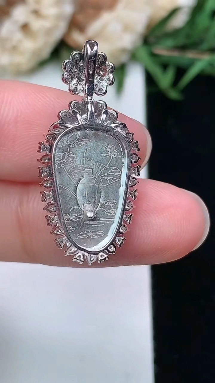 天然A货翡翠白冰金枝玉叶 叶子吊坠，尺寸28.4-13.4-7.2，裸石16.3-10，重量:2.75g
3月18日