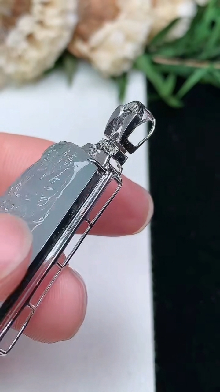 天然A货翡翠白冰龙牌吊坠，尺寸39.4-22.6-8.2，裸石27.4-19.7，重量:6.60g
3月18日