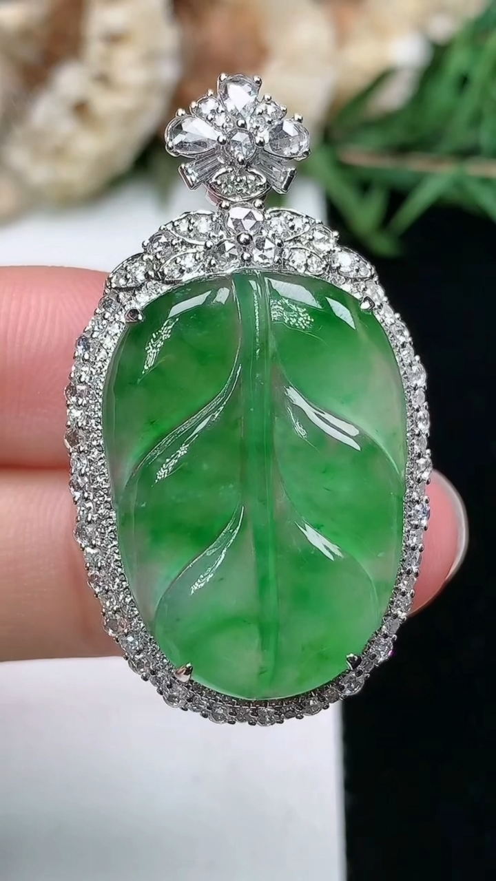 天然A货翡翠金枝玉叶 叶子吊坠，尺寸39.3-22.4-9.8，裸石25-17.9
3月18日