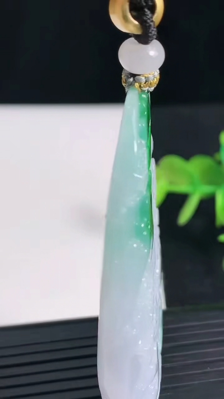 天然A货翡翠山水牌吊坠尺寸59-40.3-9.4重量:46.46g
3月18日