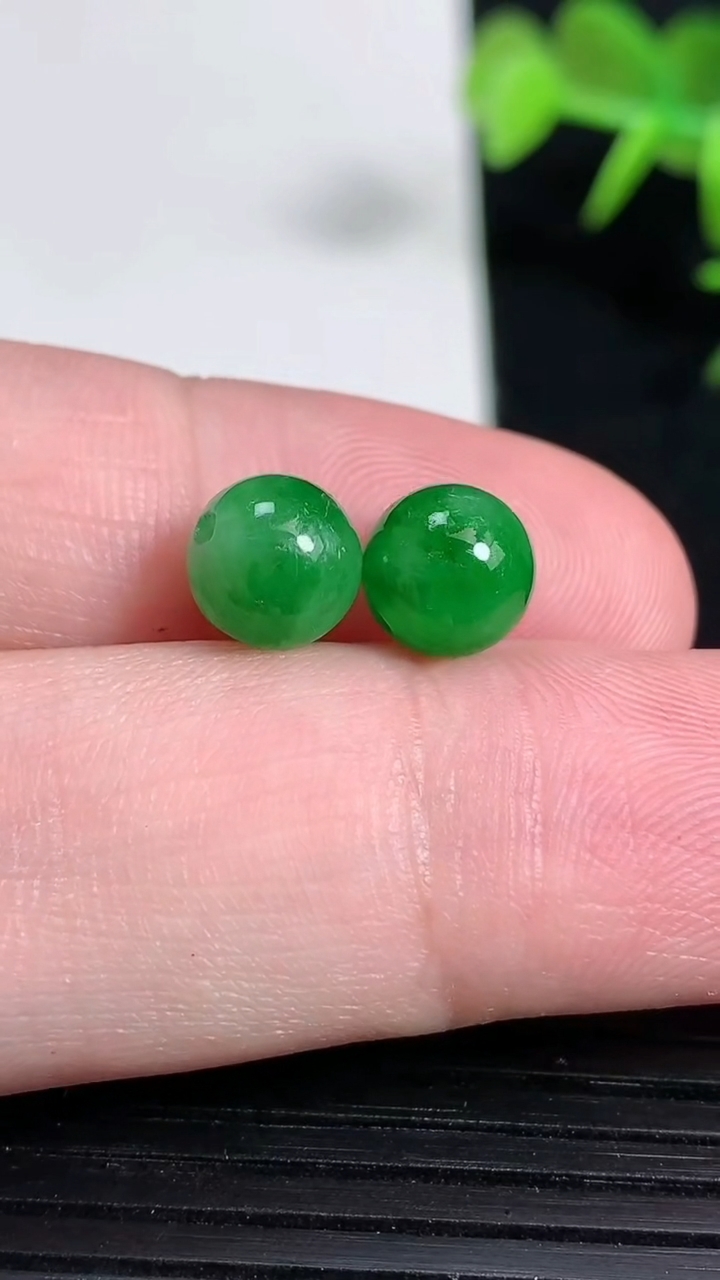 天然A货翡翠圆珠一对，尺寸7.6重量:2.14g3月18日
工厂直销收藏佳品,种好水足，色泽均匀，有种有色，上手高大气！