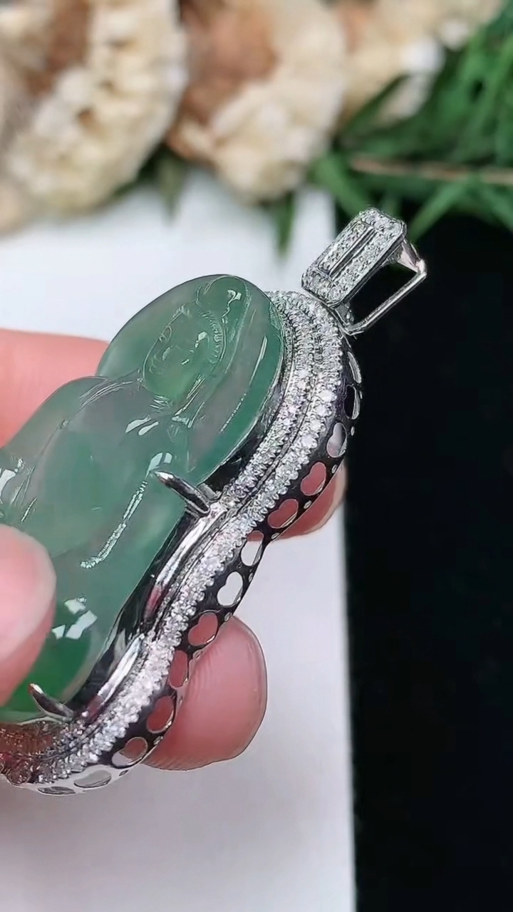 天然A货翡翠素衣观音吊坠，尺寸43.9-24.9-9.8，裸石30.6-21.3，重量:7.00g
3月18日