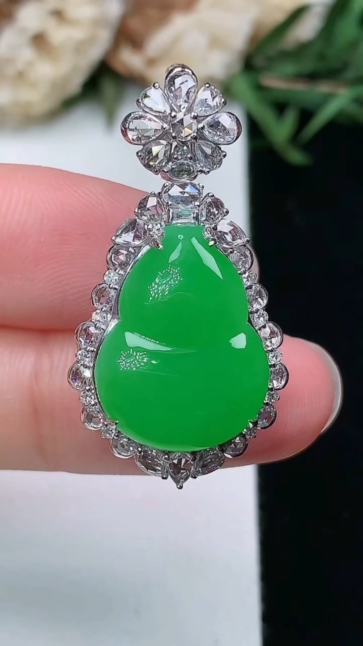 天然A货翡翠葫芦吊坠，尺寸32.8-17.2-11.7，裸石16.9-13，重量:5.33g
3月1